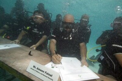 Maldives govt meets underwater to highlight plight