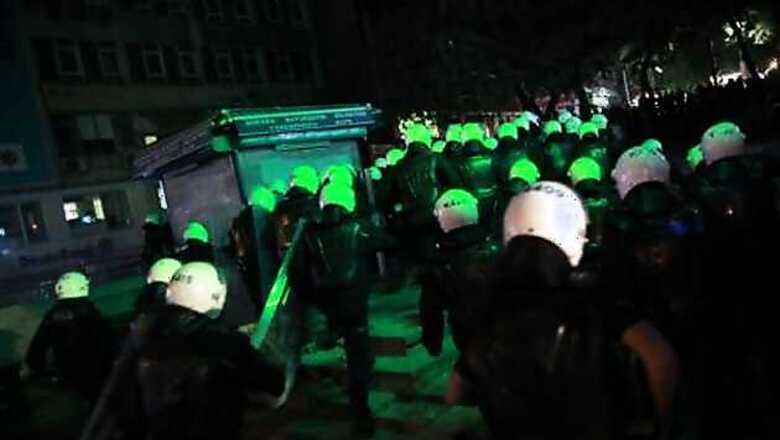 Turkish riot police enter Istanbul Taksim Square