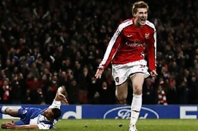 Arsenal sail into Champions League quarters