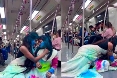 Delhi Metro: Women's Holi Celebration Turns 'Cringe' As They Sleep Over Each Other in Viral Video