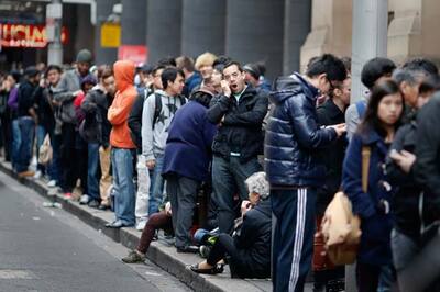 Apple iPhone 5 hits stores: Long queues in Sydney