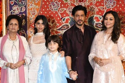 Shah Rukh Khan Meets Ambanis At Antilia Ganpati, Bows Down To Take Blessings From Pujari