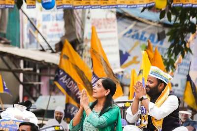 Arvind Kejriwal's Wife Sunita Holds Maiden Poll Roadshow in Delhi, Says Nobody Can Break Delhi CM