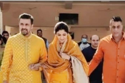 Shilpa Shetty and Raj Kundra Arrive at a Luxury Hotel to Celebrate Their Wedding Anniversary