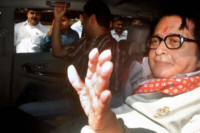 Snapshot: Manoj Kumar arrives in court to file lawsuit against Shah Rukh Khan