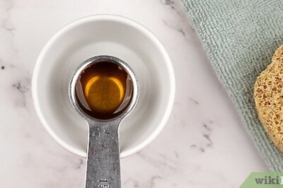 How to Make Honey Lip Scrub