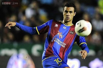 Sevilla sign midfielder Vicente Iborra from Levante