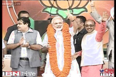 Congress moves EC over Modi's 'khooni panja' barb