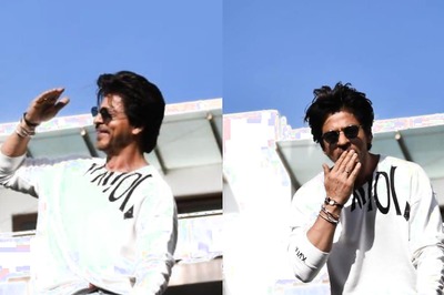Shah Rukh Khan Surprises Fans As He Shows Up Outside Mannat, Celebrations Unfold At The Iconic Gate