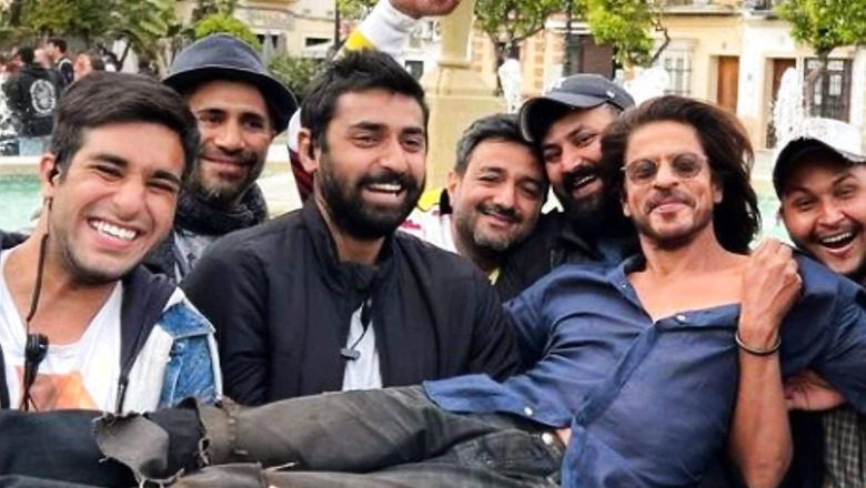 SRK's Pathaan Crew Lifts Him Up in Unseen Pic From the Sets of the Film, Fan Says 'How Adorable'