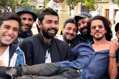 SRK's Pathaan Crew Lifts Him Up in Unseen Pic From the Sets of the Film, Fan Says 'How Adorable'