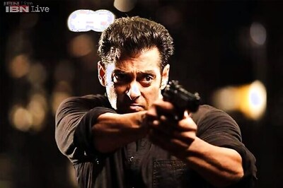 Salman Khan fans mob the actor, 'Kick' crew in Warsaw