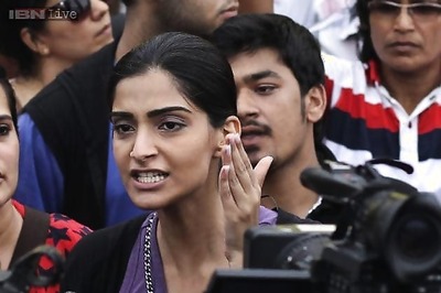 Mumbai gangrape: Actress Sonam Kapoor takes to streets to protest