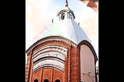 Bengal minister revolts with worship