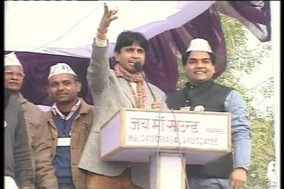 Police files FIR against Kumar Vishwas, his wife for allegedly threatening a person