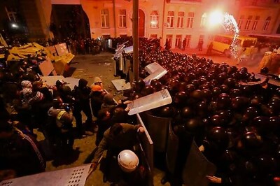 Ukraine: Protesters take Kiev, President Yanukovych flees to east