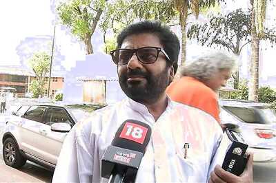 Free of 'Flying Ban', Ravindra Gaikwad meets Shiv Sena Chief Uddhav Thackeray