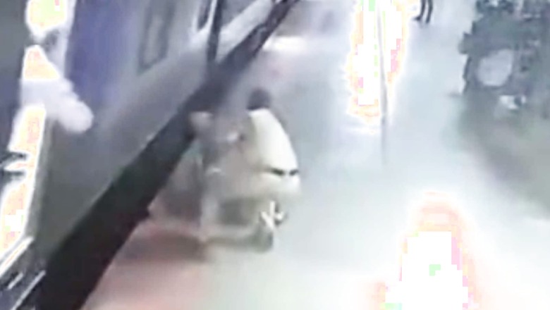 WATCH: RPF Personnel Saves Man from Falling into Train Platform Gap, Twitter Lauds His Bravery