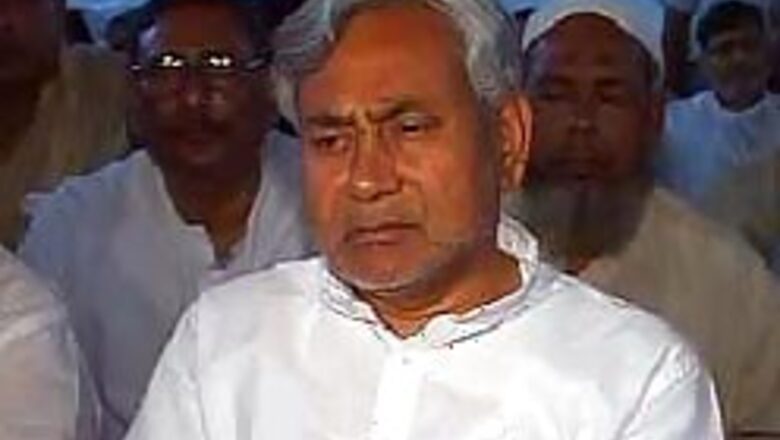Angry Nalanda farmers pelt stones at Bihar CM
