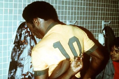 Pele's Last Brazil Jersey Sells for 30,000 Euros in Italy