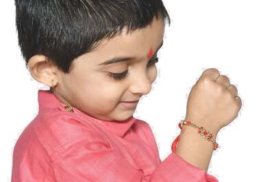 Raksha Bandhan: When Should a Brother Remove Rakhi From His Hand?