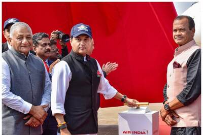 Passengers Eating Food on Tarmac At Mumbai Airport, Scindia Says ‘Unacceptable’ & ‘Shameful’