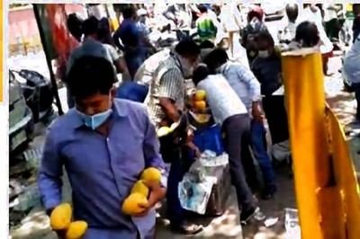Police Arrest 4 For Looting Mangoes From Fruit Seller in Delhi