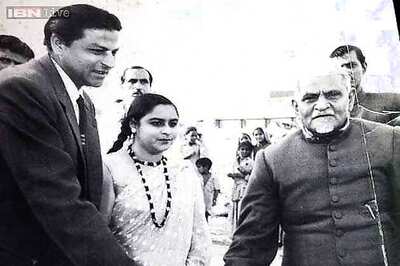 Photo of the day: This rare black-and-white picture shows Shah Rukh Khan's parents meeting Aamir Khan's great grand uncle