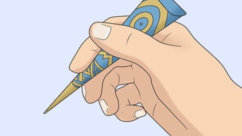 How to Hold a Mehndi Cone