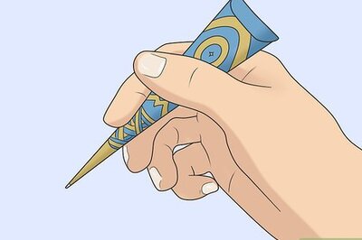 How to Hold a Mehndi Cone