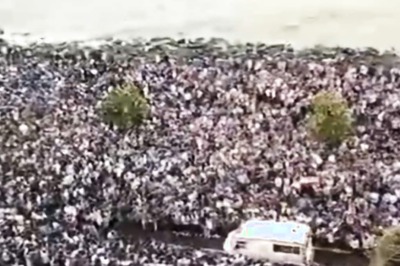 Order Amidst Celebratory Chaos: Team India Fans Make Way for Ambulance Despite Marine Drive Frenzy Ahead of T20WC Celebrations