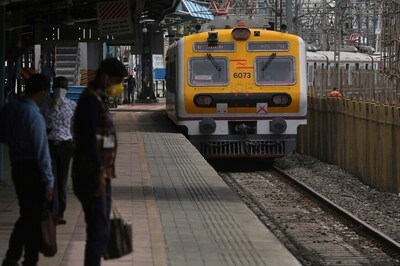Mumbai Locals Can Carry Only 25% Commuters with Social Distancing: Railways Tells Maharashtra Govt