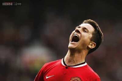 Manchester United midfielder Ander Herrera has broken rib