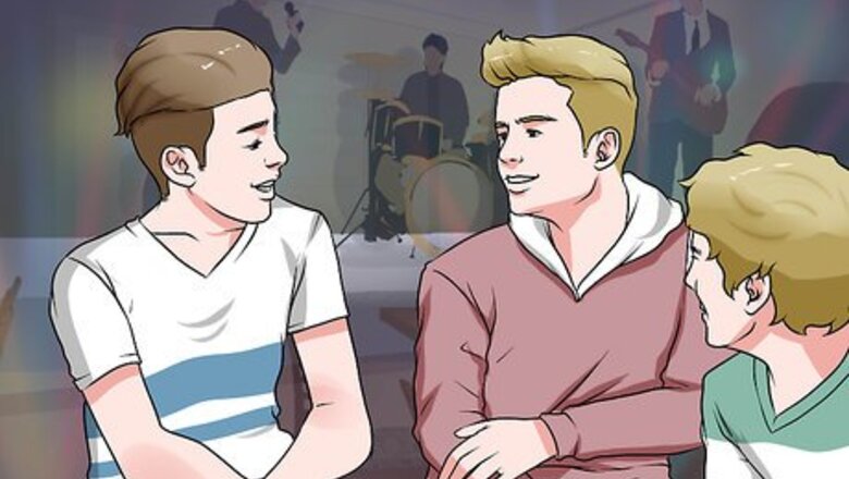 How to Get Your Crush to Dance With You at a School Dance
