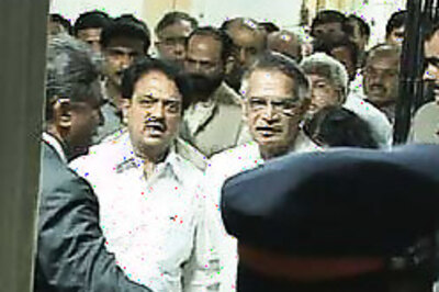 Sonia in Mumbai | Lalu ready to help