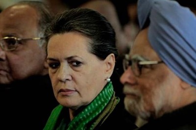 PM, Sonia meet victims of Naxal attack in Chhattisgarh