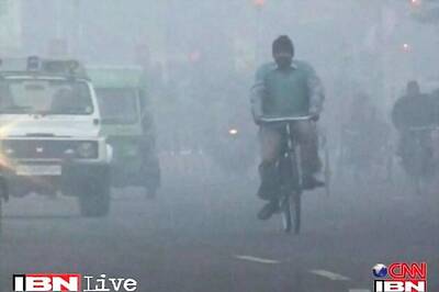 Foggy morning in Delhi, temperature dips