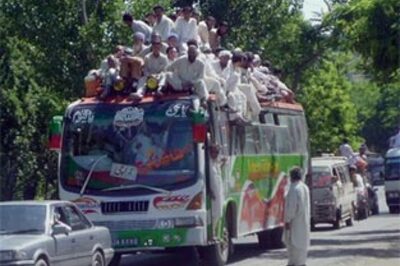 Thousands flee Pakistan's embattled Swat Valley