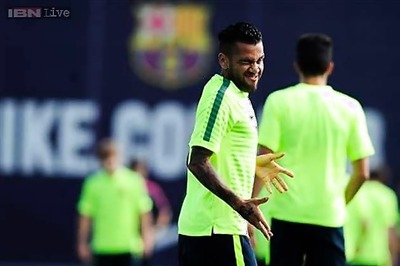 Barcelona defender Dani Alves back for Champions League