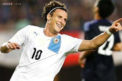 Suarez, Forlan score as Uruguay beat Japan 4-2