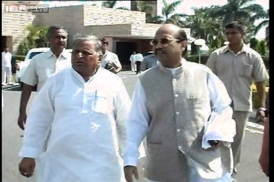 Samajwadi Party chief Mulayam shares dais with Amar Singh in Lucknow