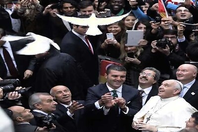 Pope prays in Istanbul mosque in new outreach