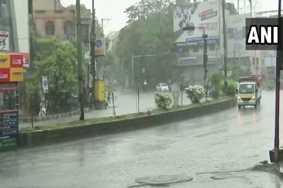 Hyderabad Hit by Sudden Downpour, Red Alert Issued for 5 Days as Heavy Rains Cause Chaos and Waterlogging