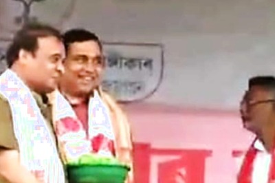 Fascinated by Assam Lemons, Sarma Makes Lemonade on Stage as He Campaigns for Phanidhar Talukdar in Bhabanipur