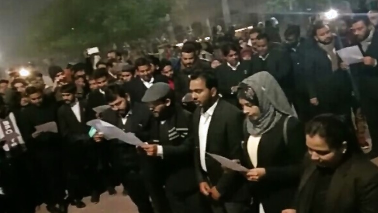 As Anti-CAA Protests at Lucknow's Clock Tower Gain Momentum, Lawyers Vow to Protect Constitution