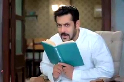 Bigg Boss 11: Salman Khan Recreates Kishore Kumar's Padosan Look