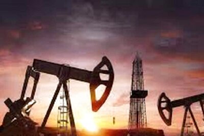 Crude Oil Hovers at 8-Month Lows as US Recession Fears Offset Mideast Tensions