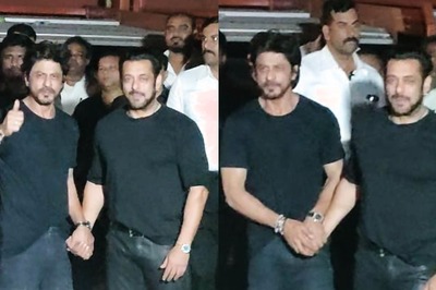 Salman Khan, Shah Rukh Hold Hands at Bhaijaan's Birthday Bash; Pathaan, Tiger Fans Go Crazy