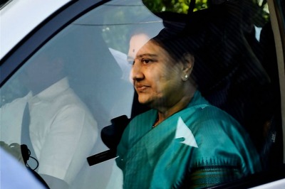 I-T Raids on Premises Linked to Sasikala Continue For Third Day