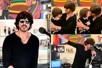 Shah Rukh Khan Sends Fans Into Meltdown After Performing With Son AbRam During I For India Gig